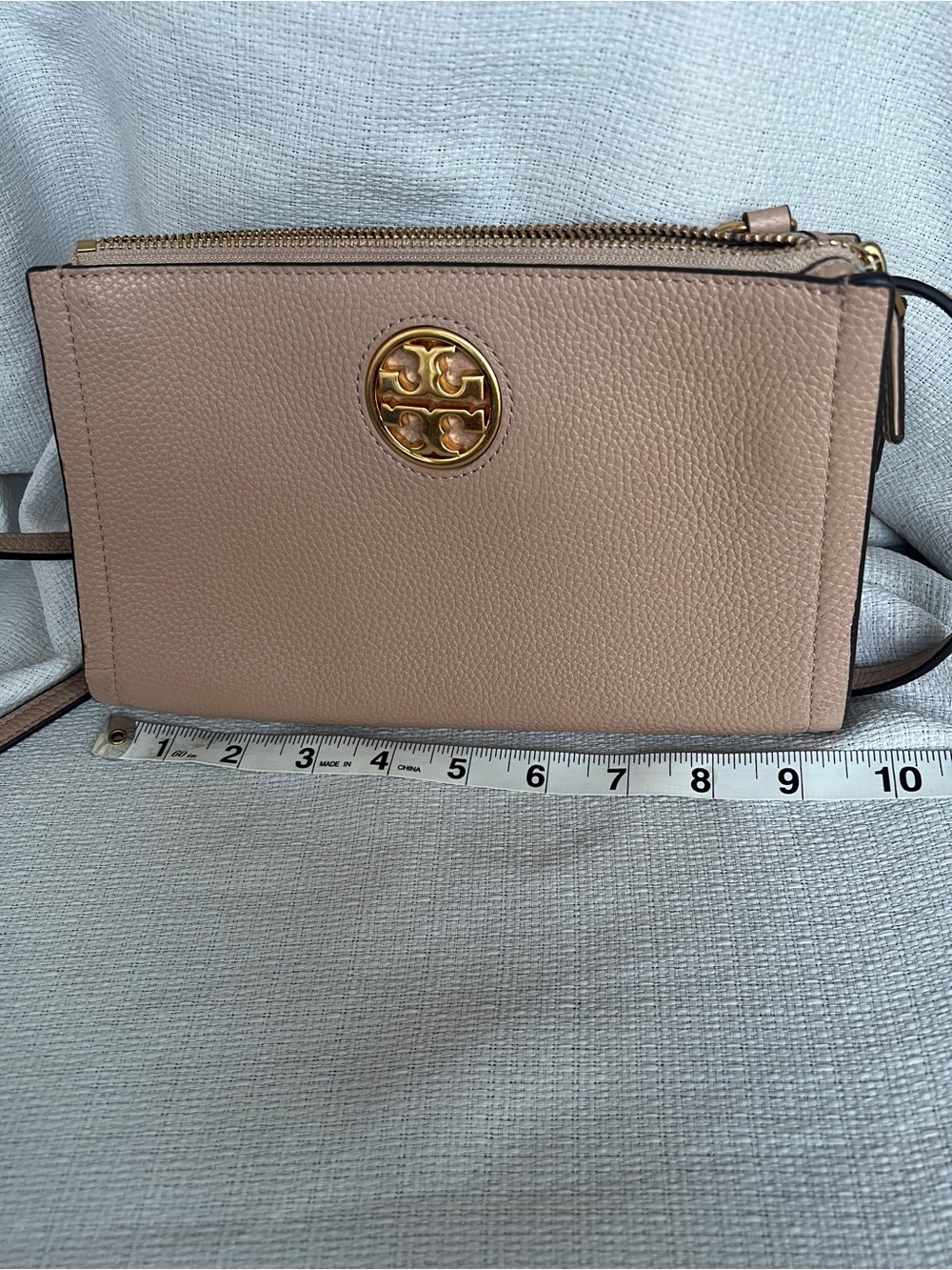Tory Burch Taupe Pebbled Leather Logo Crossbody with Gold Hardware - Picture 6 of 12